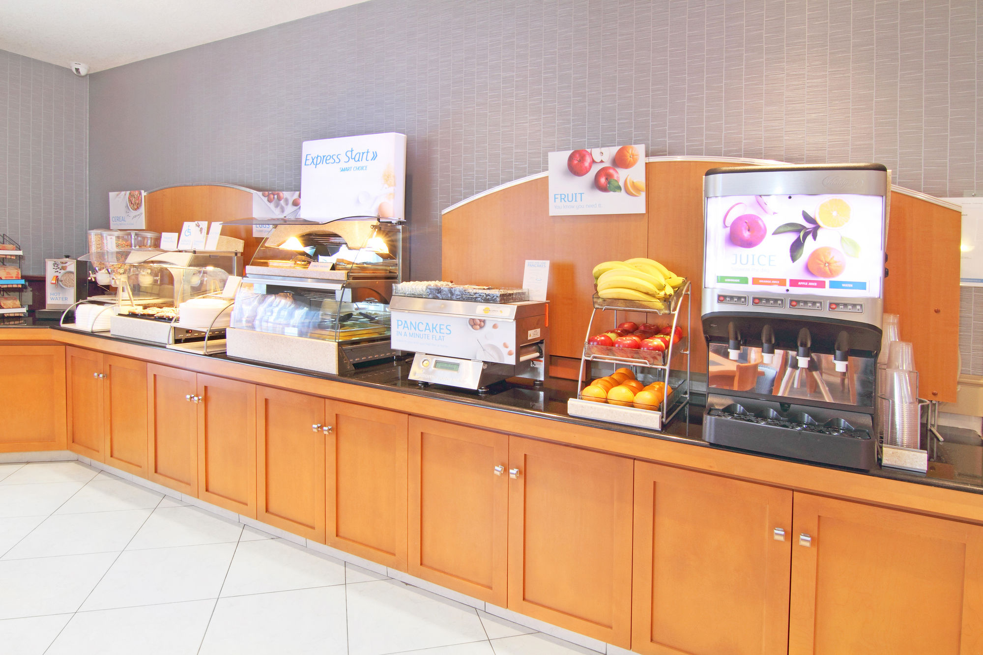 Фото Holiday Inn Express Hotel & Suites Calgary S-Macleod Trail S, an Ihg Hotel