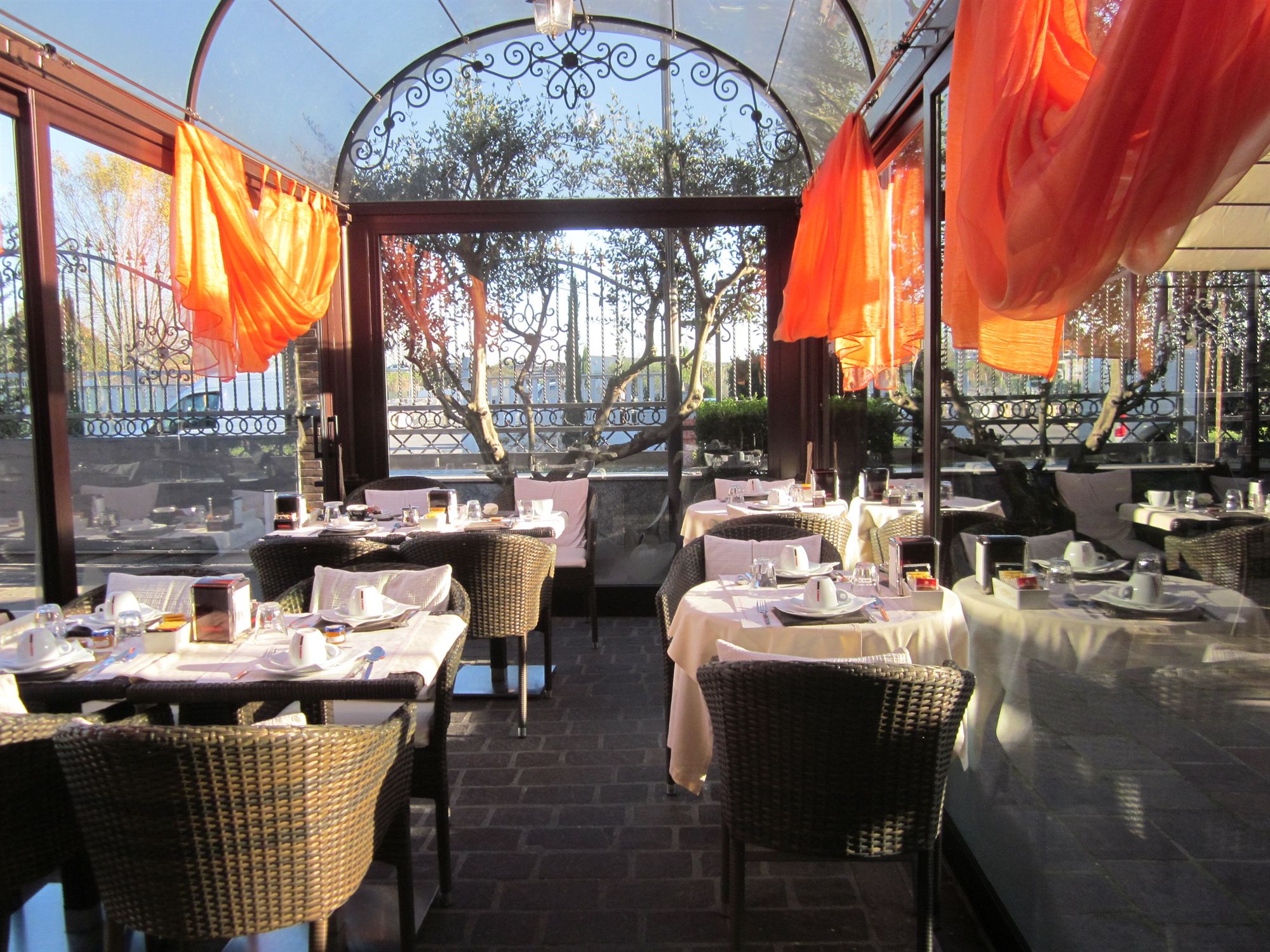 Фото Euro House Inn Airport Hotel & Residence