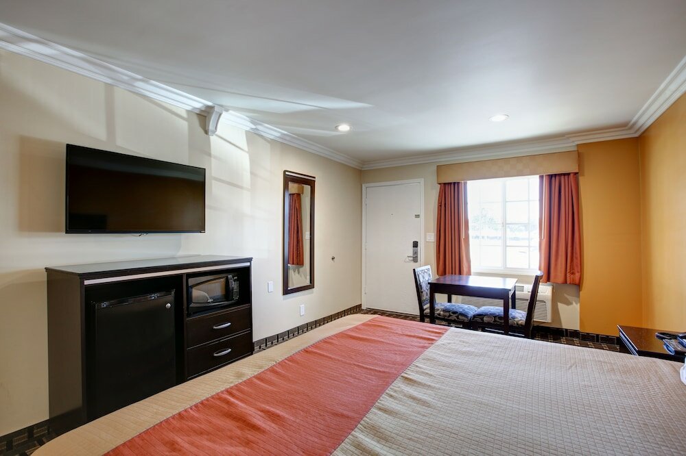 Фото Ontario Inn & Suites