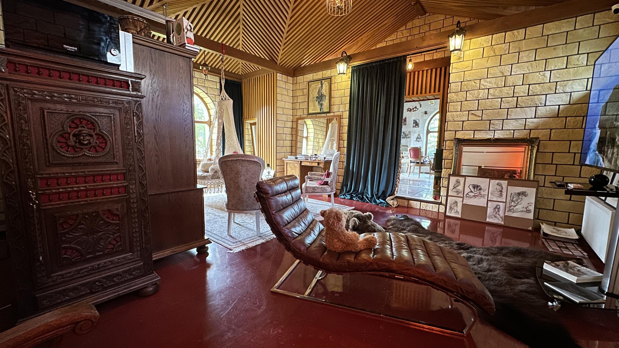 Фото Aston Martin Tower Art