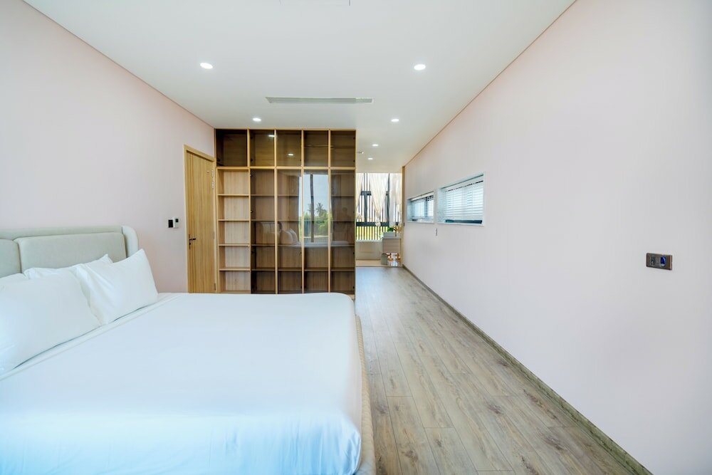 Фото Deluxe Riverfront Pool Villas Danang