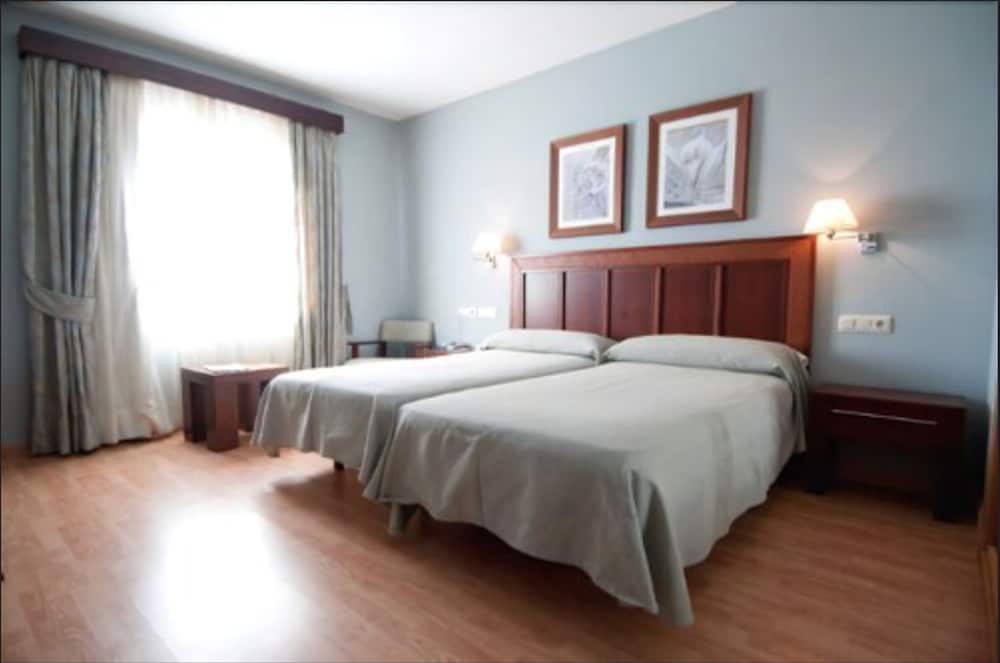 Фото Hotel Santiago de León