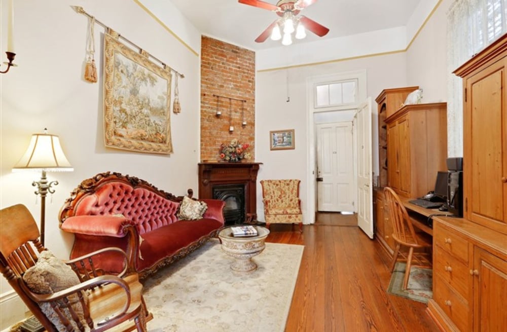 Фото Garden District B&b