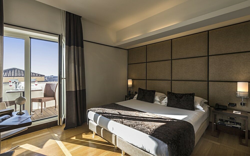 Фото The Independent Hotel