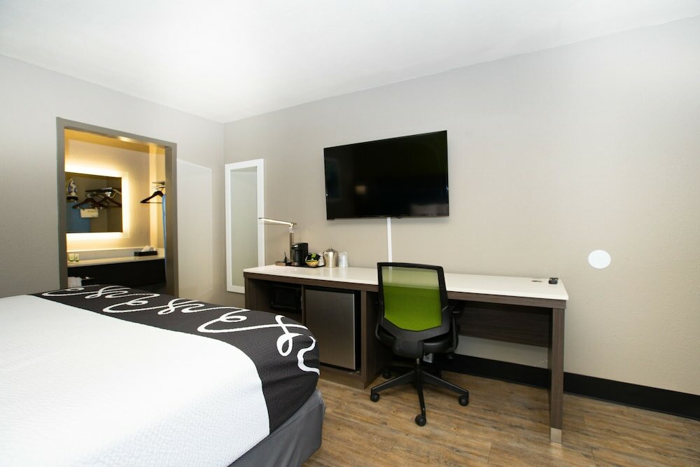 Фото SureStay Plus Hotel by Best Western Point Richmond