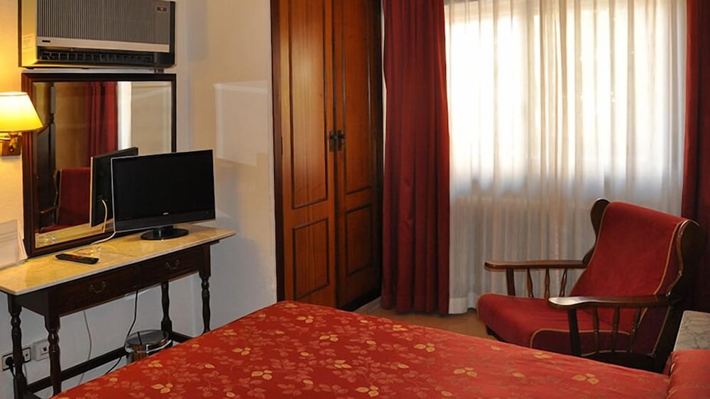 Фото Hotel Reyes Catolicos