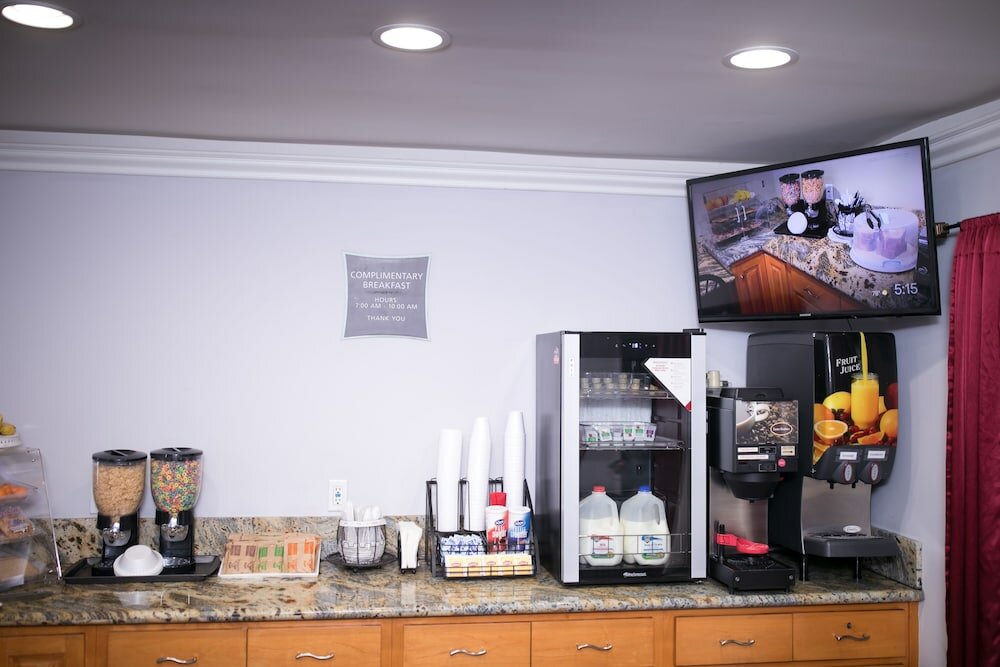 Фото Rodeway Inn & Suites