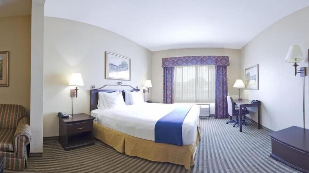 Фото Holiday Inn Express Hotel & Suites Marina - State Beach Area, an Ihg Hotel