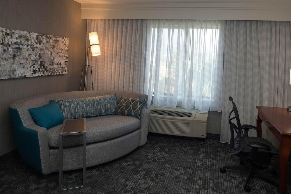 Фото Courtyard by Marriott Los Angeles Burbank Airport