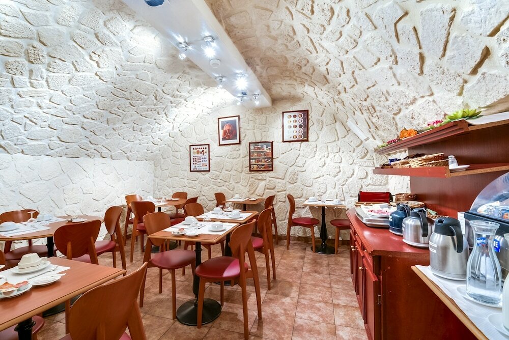 Фото La Dépendance