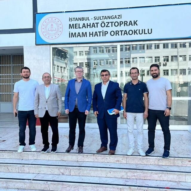مدرسة Melahat Oztoprak Imam Hatip Secondary School ، اسطنبول، صورة