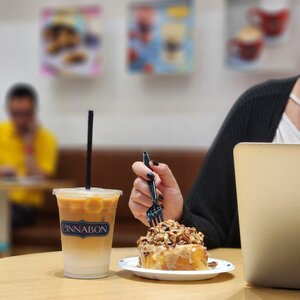 Cinnabon (100A, Abu Amr Al Basri Street, Alrahmanya 8, Al Rahmanneya Suburb, Sharjah), coffee shop