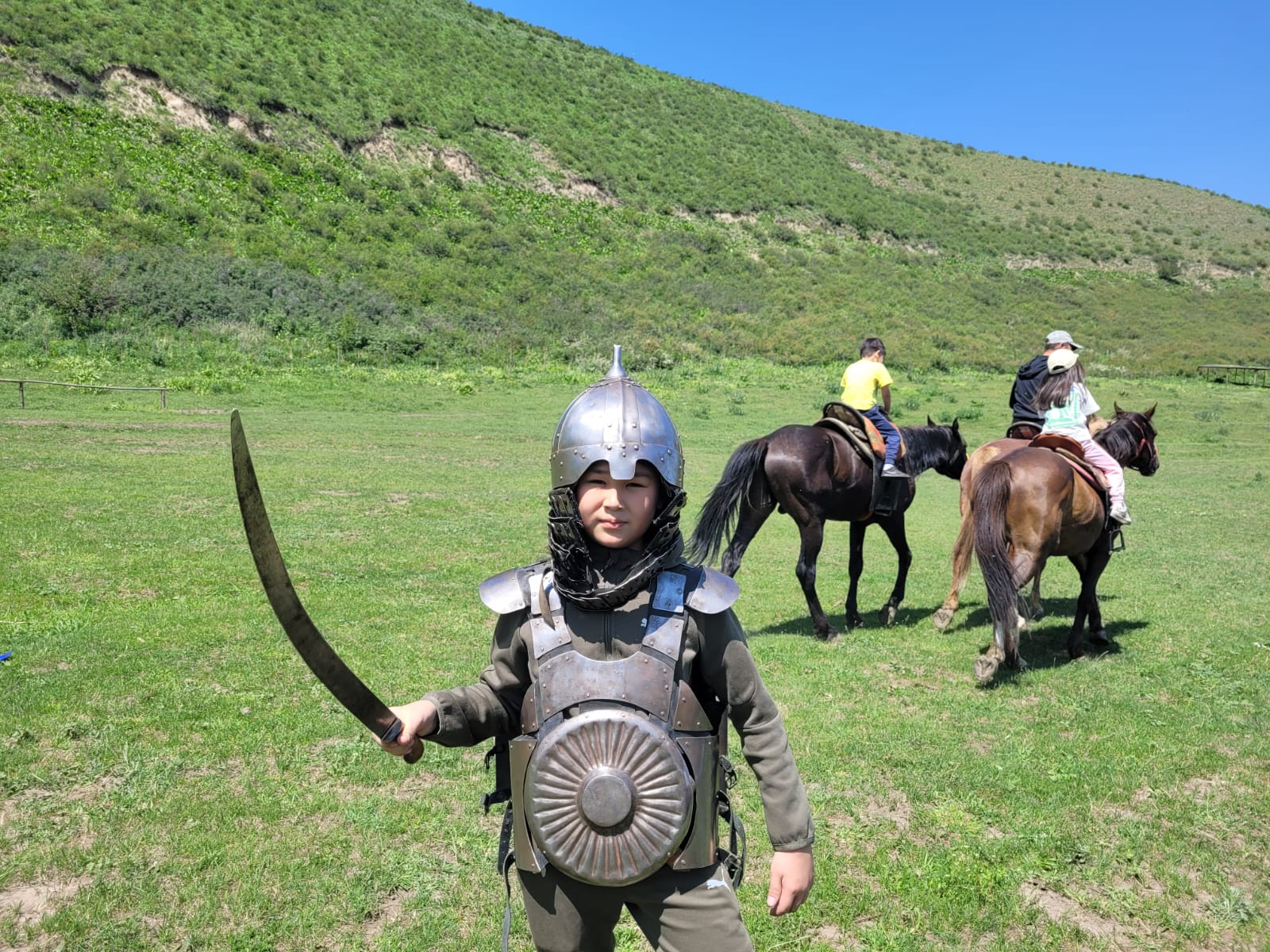 Оның жыныс мүшесі оның жатырына қысылған.