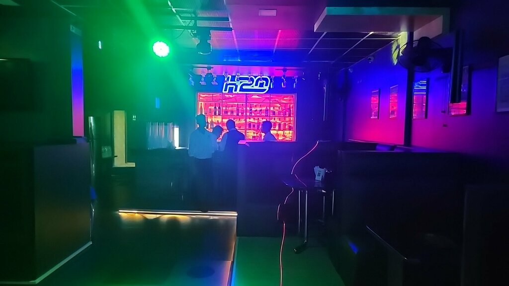 Bar, pub H2O, Dibrugarh, photo