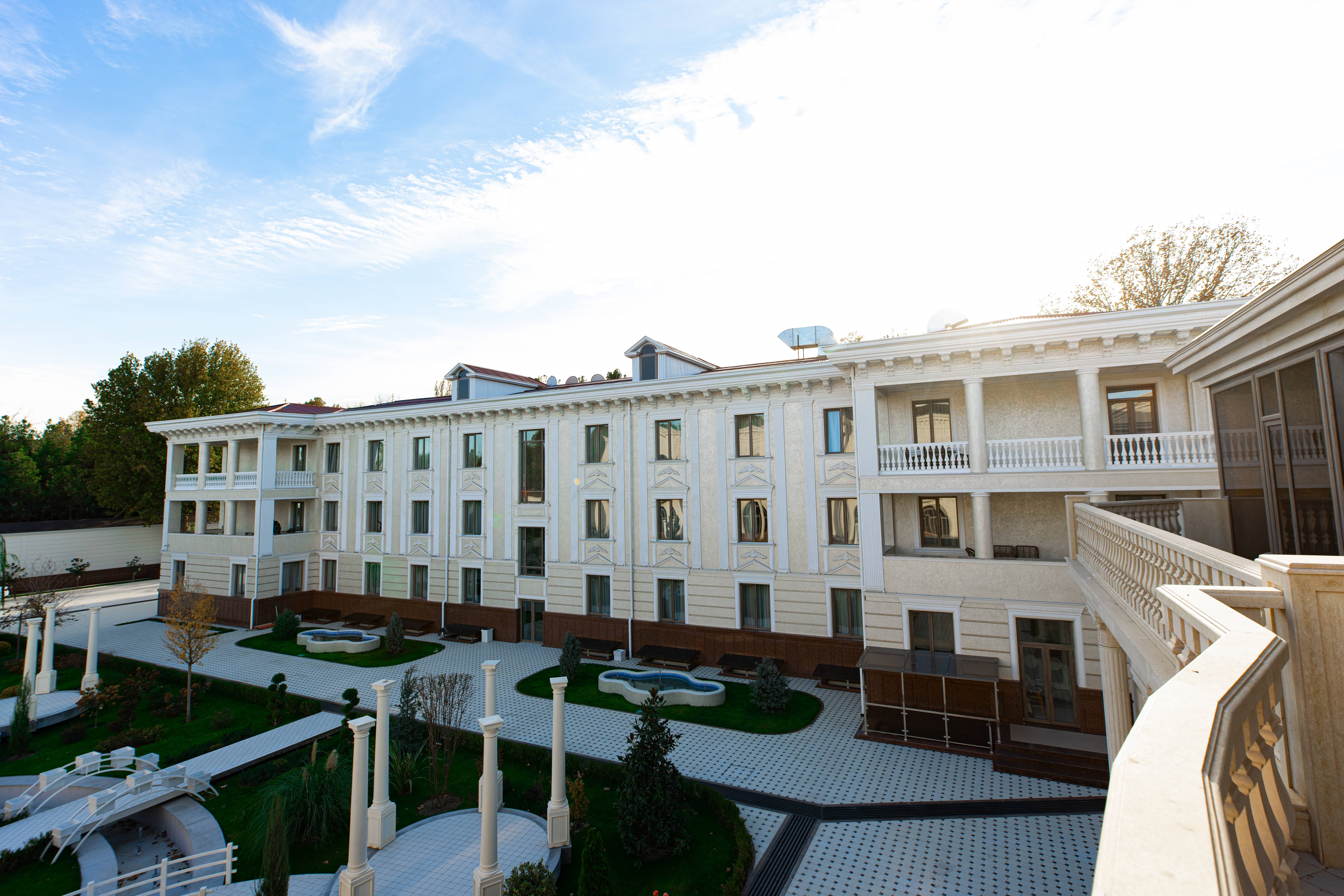 Фото Zarafshon Parkside Hotel