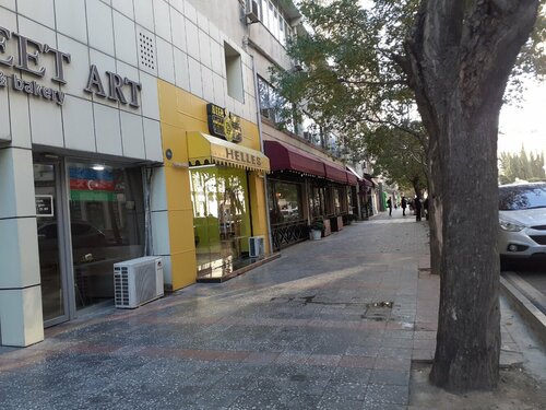 Трусики және шұлық киген әйелдер