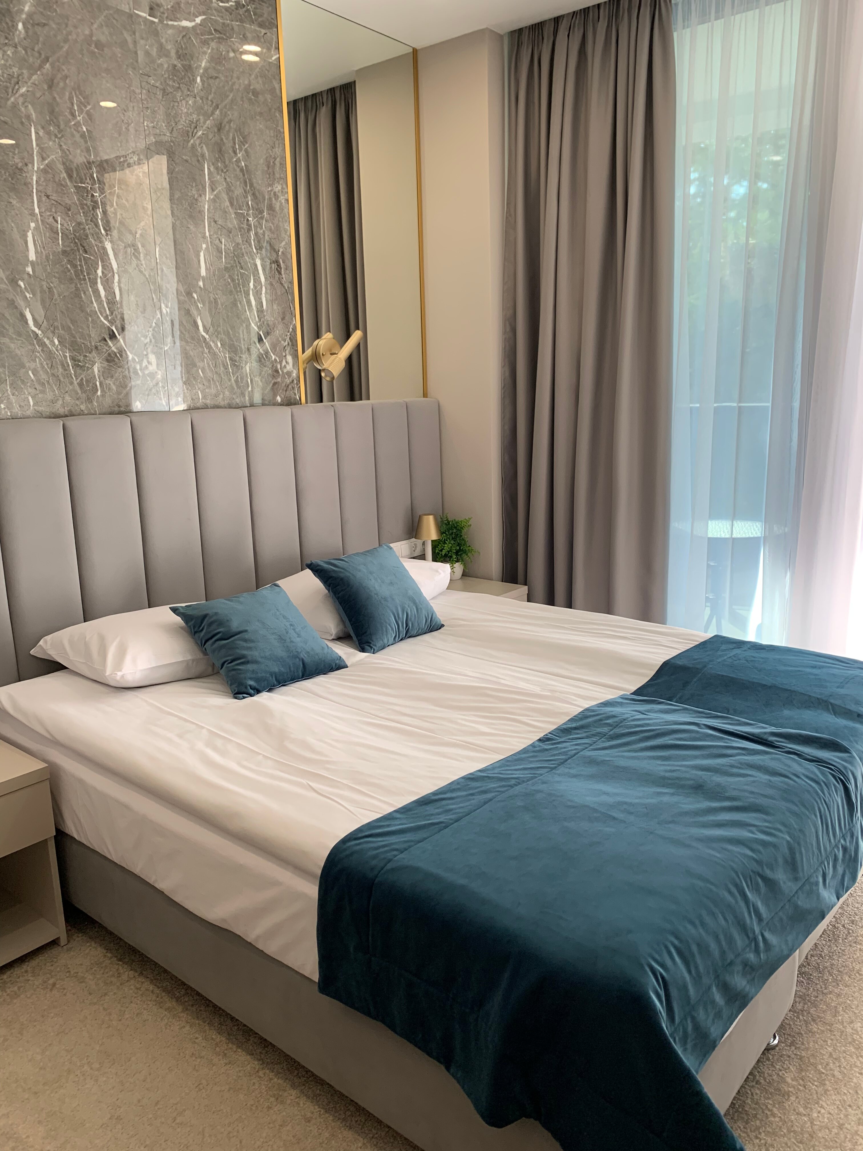 Фото Mirror Family