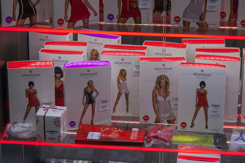 Қысқа шорттағы есектердің порно видеосы