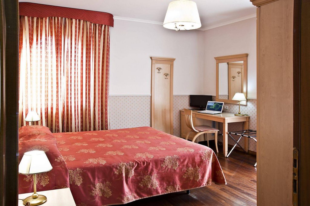 Фото Hotel Arco Di Travertino