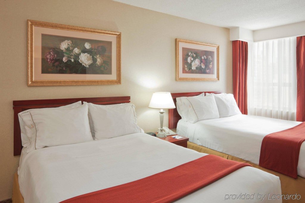 Фото Holiday Inn Express Toronto - Downtown, an Ihg Hotel