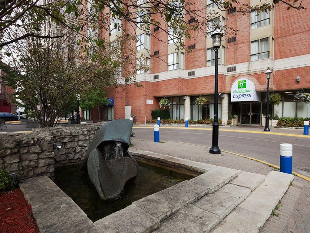 Фото Holiday Inn Express Toronto - Downtown, an Ihg Hotel