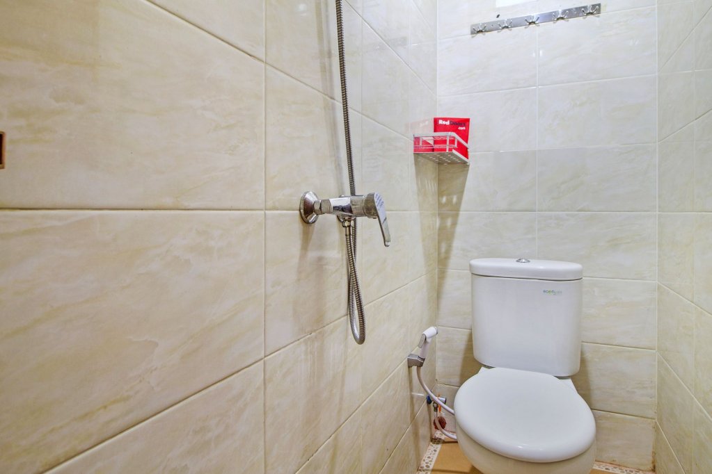 Фото Reddoorz near Gajah Mada Plaza 2