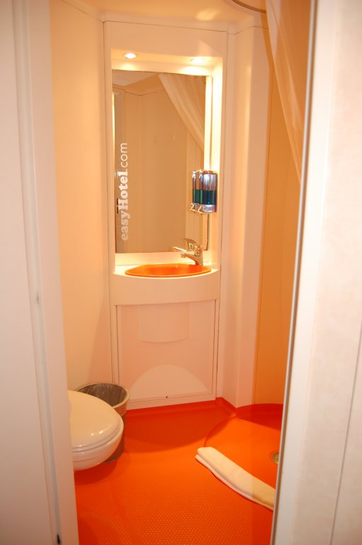 Фото EasyHotel London South Kensington