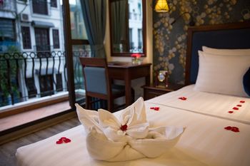 Фото Holiday Emerald Hotel