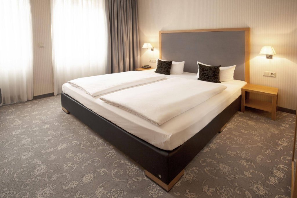 Фото Townhouse Hotel