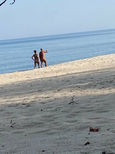 Мужчины на диком пляже фото