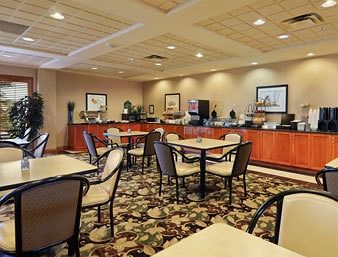 Фото Wingate by Wyndham Edmonton West