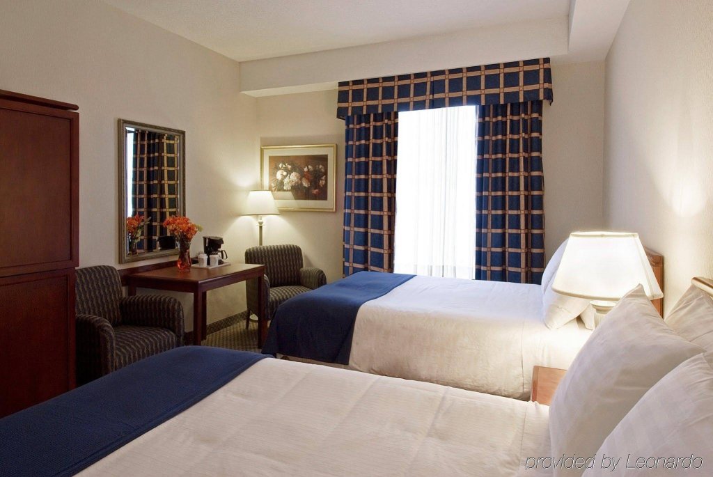 Фото Holiday Inn Express Toronto - Downtown, an Ihg Hotel