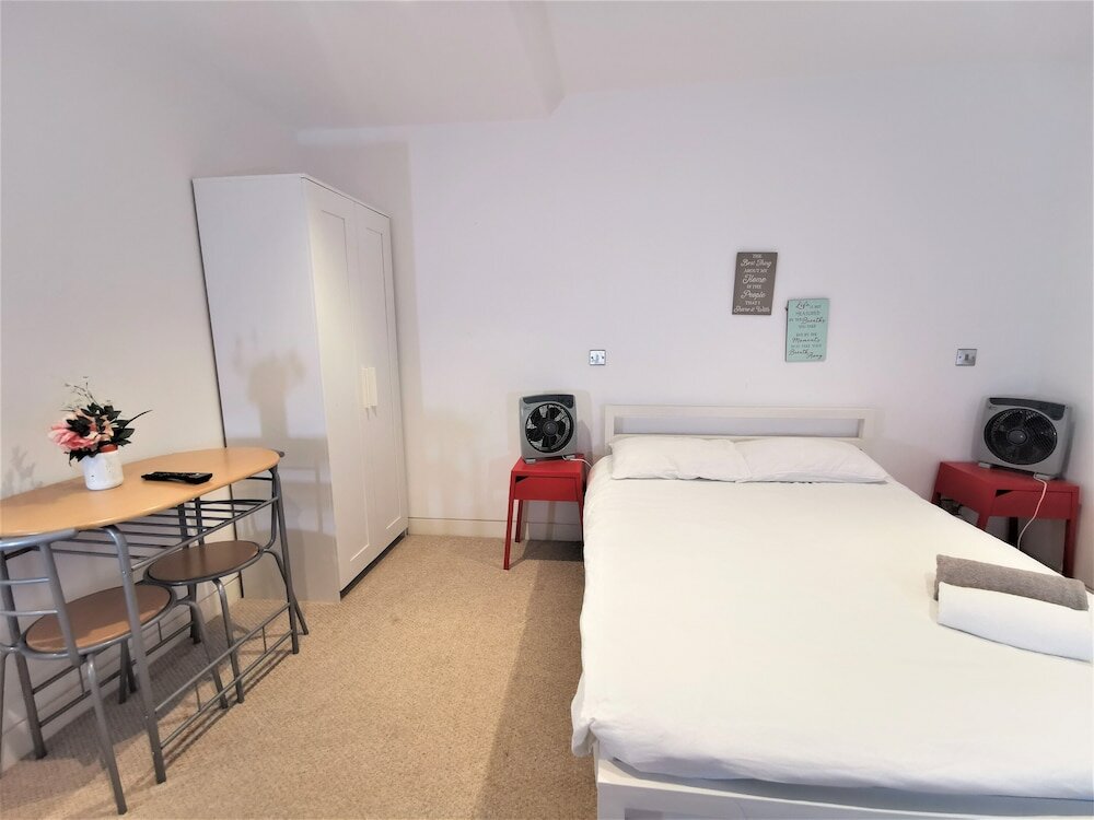 Фото Spacious Double Room with en-suite - 2c