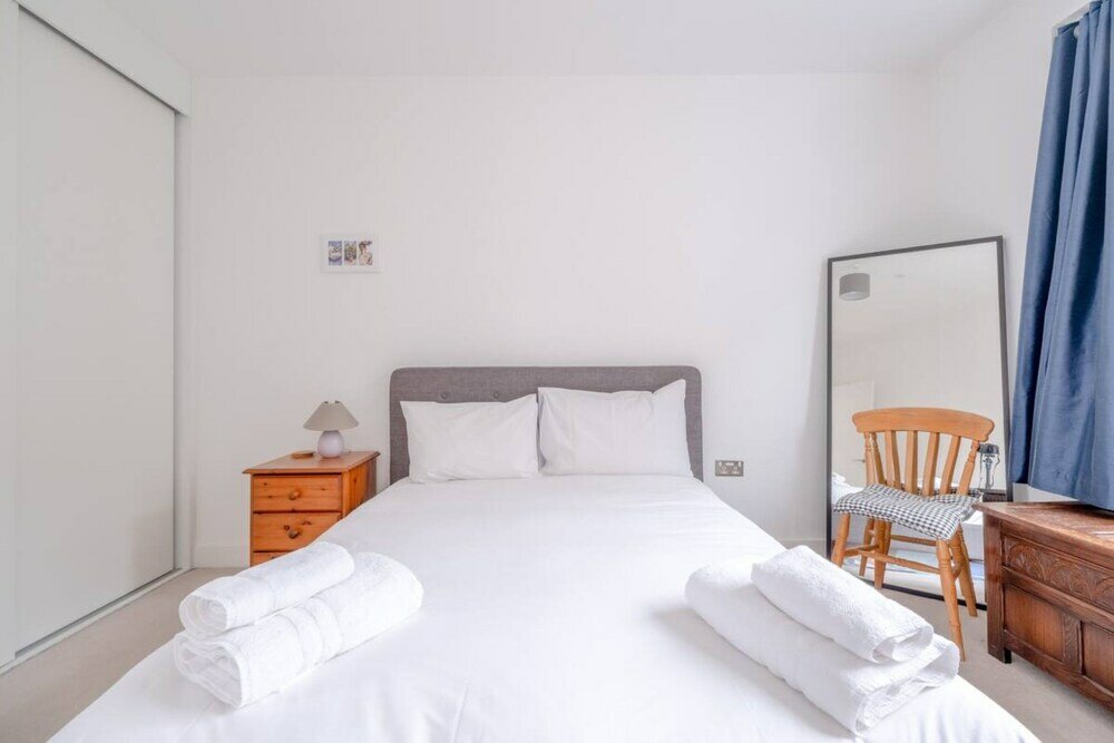 Фото Bright 2 Bedroom Maisonette Near Stratford