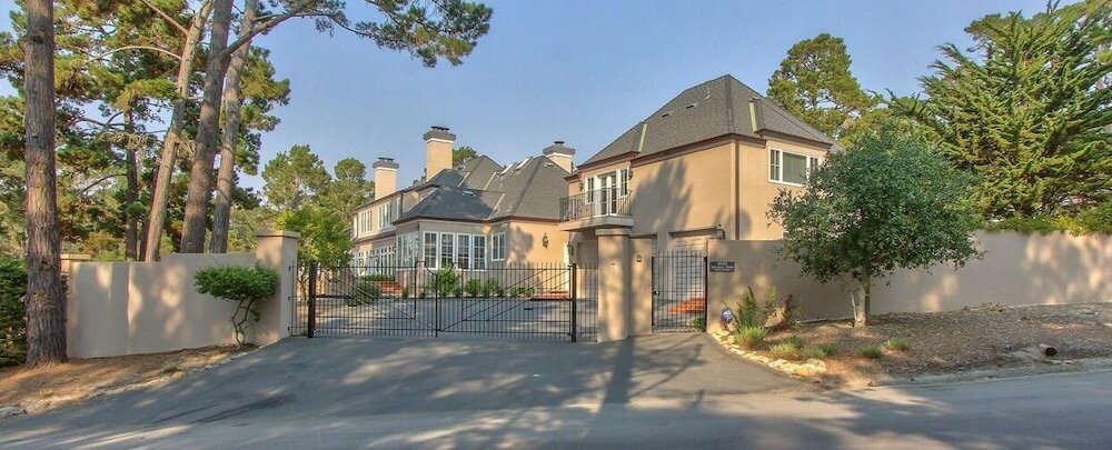 Фото Lx33: Luxury Vacation Villa On Pebble Beach With Pool