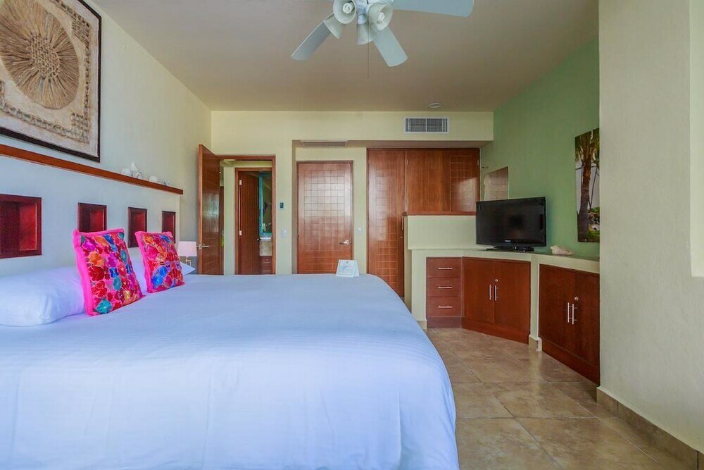 Фото Beautiful Ground Floor Two Bedroom Suite at Ixchel