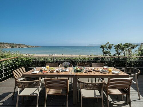 Гостиница The House by the sea Beach Holiday Villa for Families up 8-9 Persons