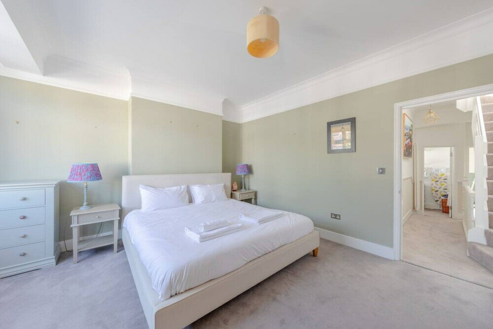Фото Charming 4bd House With Private Garden - Tooting