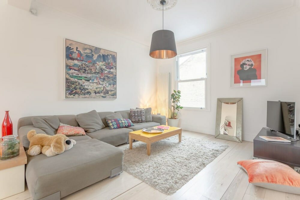 Фото Stylish 2 Bedroom Apartment in London