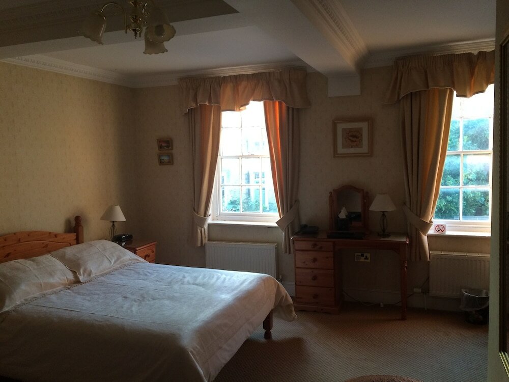 Фото Half Moon Hotel and Restaurant