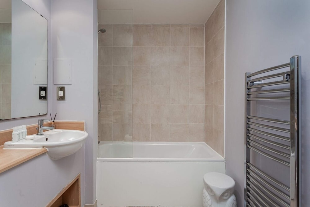 Фото Bright and Stylish Kennington Gem