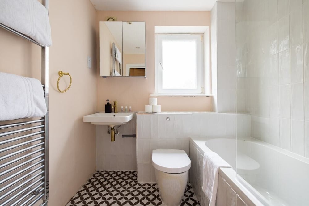 Фото The Walworth Hideout - Elegant 2bdr Flat