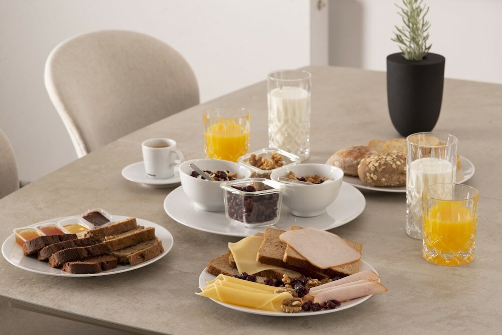 Фото Livinghome Suites