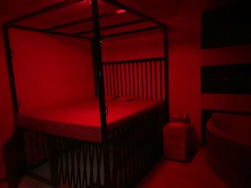 Трусики жоқ жалаңаш әйелдер аяқтарын жайып жібереді