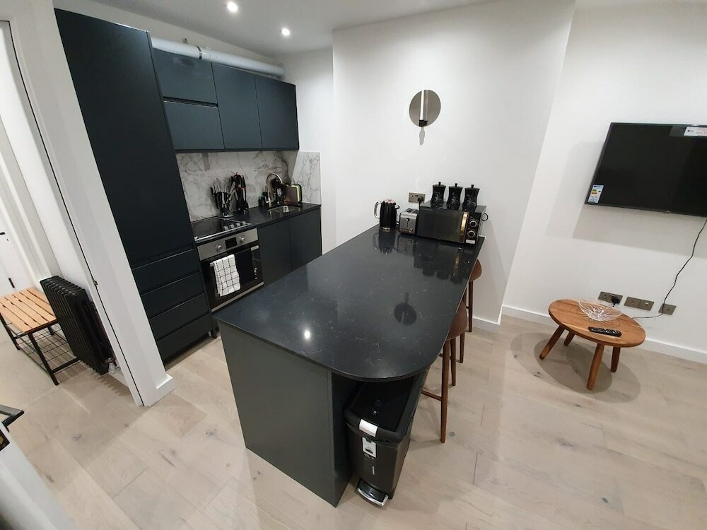 Фото Perfect Holiday Escape - 1 and 2 Bedroom Deluxe Apartments at Liverpool Street