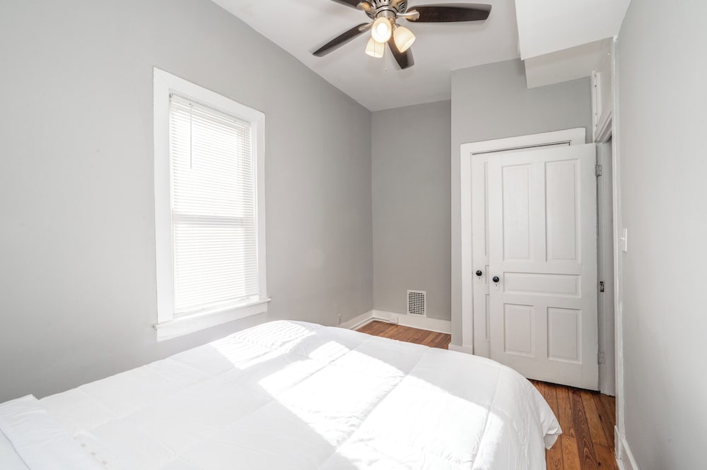 Фото Suites on Main 3