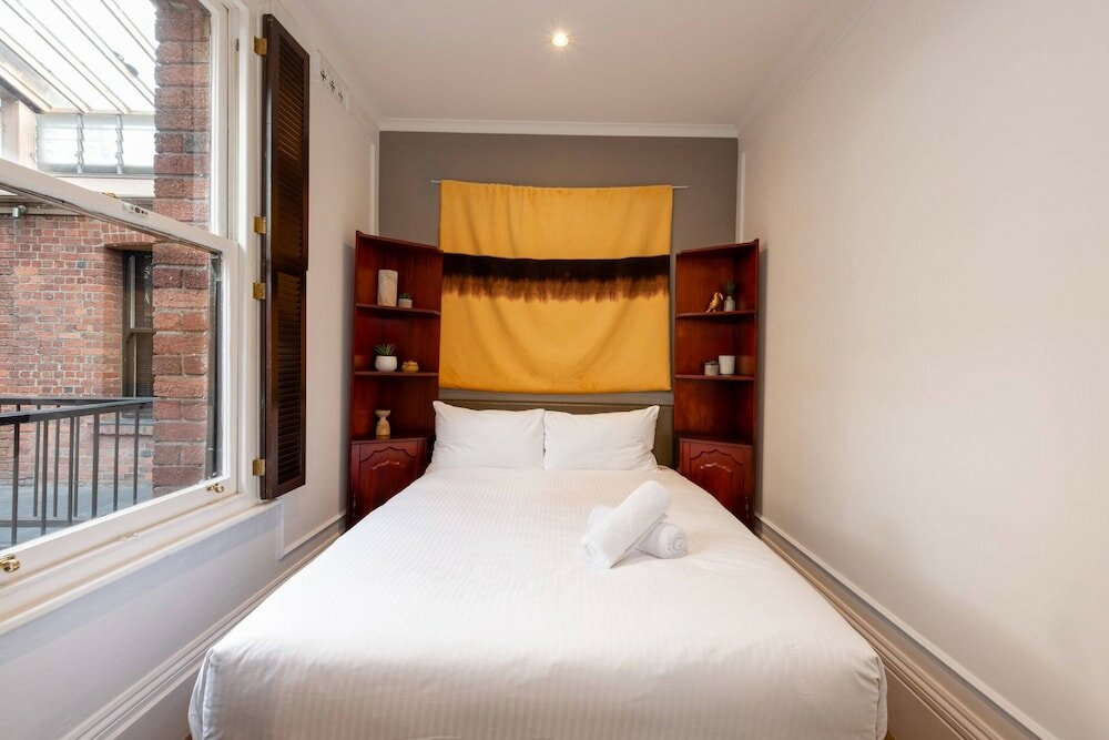 Фото Quiet 2 Bedroom Apartment in Heritage Building in the Cbd