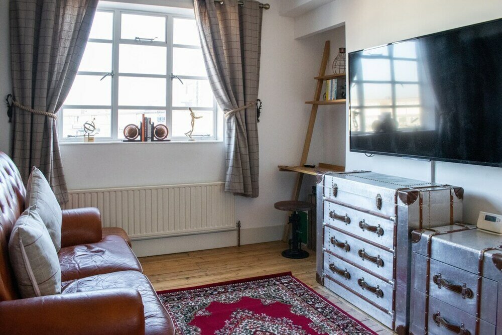Фото Beautifully Decorated Contemporary 2 Bedroom Flat