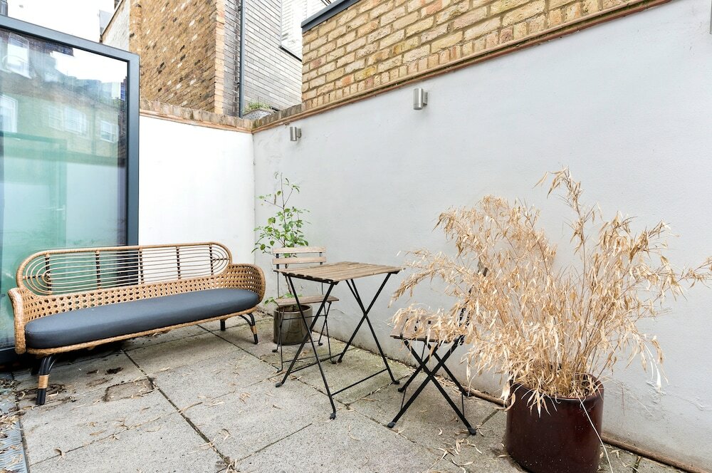 Фото Contemporary Flat With Private Patio in Primrose Hill by UnderTheDoormat