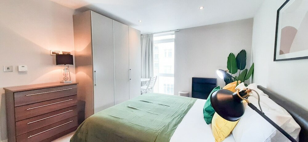 Фото Two Bed Serviced Apt in Old Street